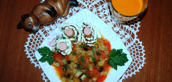 Овощной рататуй, рулетики из омлета и облепиховый морс