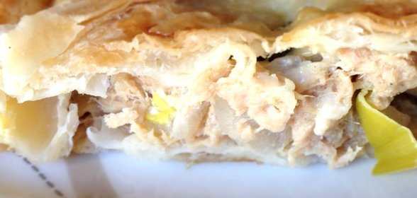 Слоеный пирог с тунцом, луком-пореем и солеными огурцами
