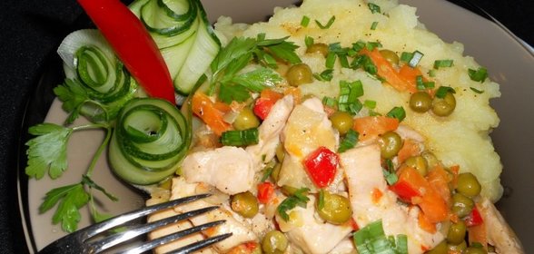Куриное филе в сметанном соусе с зеленым горошком