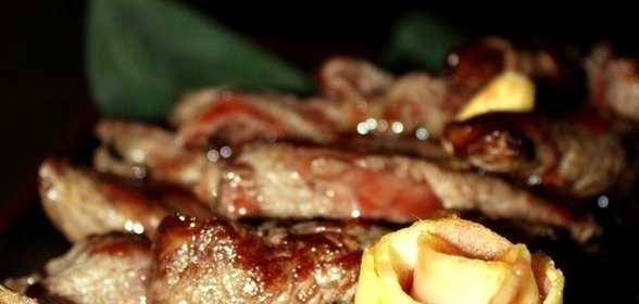 Говядина с яблоками и вишневым соусом