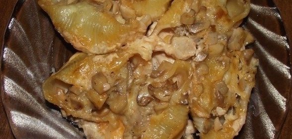 Конкильони с фаршем в сливочно-грибном соусе