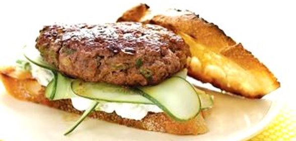 Бургер с бараниной, огурцом и соусом