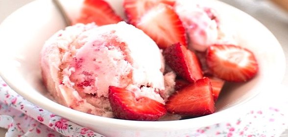 Мороженое с клубникой