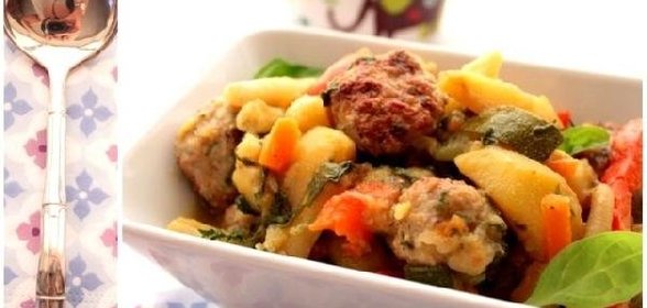 Уютное рагу из овощей и куриных котлеток