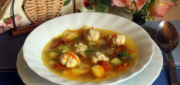 Суп с куриными фрикадельками, лисичками и фарфалле