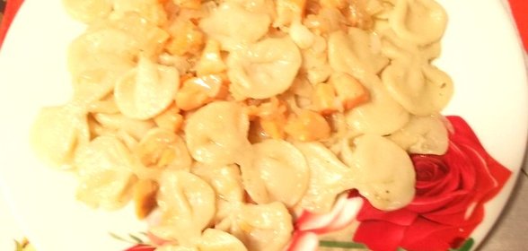Домашние бантики с луком и сёмгой
