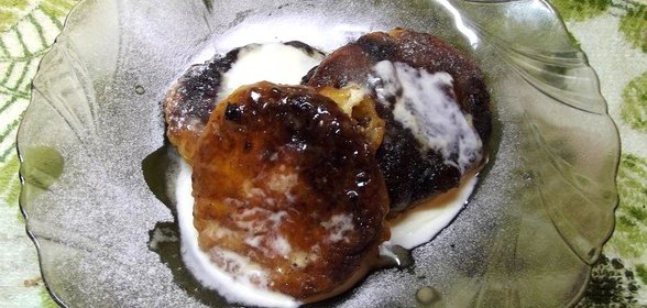 Сырники под теплым сметанным соусом