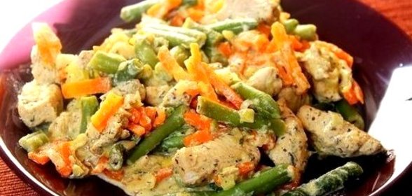 Курица со стручковой фасолью и овощами в сливочном соусе