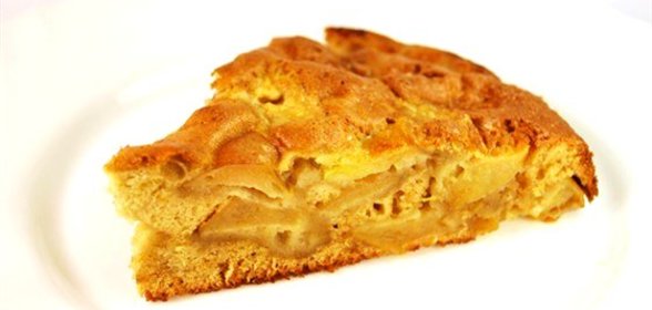 Сметанная шарлотка с яблоками и грецкими орехами
