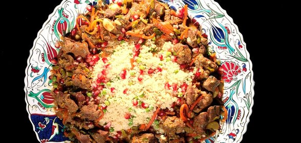 Кускус с бараниной, зеленым горошком и зернами граната
