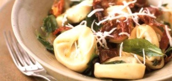 Тортеллини с ветчиной, рукколой и тертым пармезаном