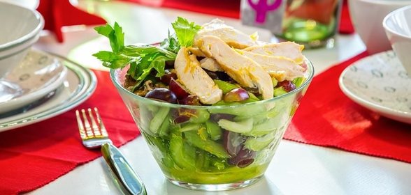 Салат с сельдереем, курицей, орехами и виноградом