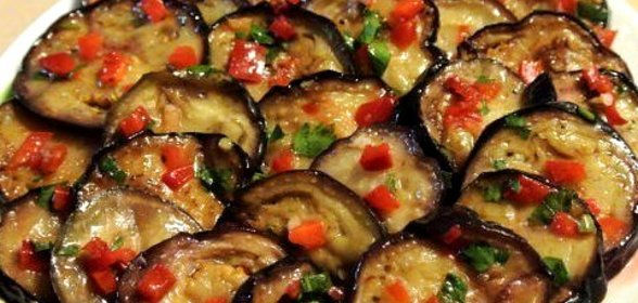 Маринованные баклажаны в соусе из сладкого перца