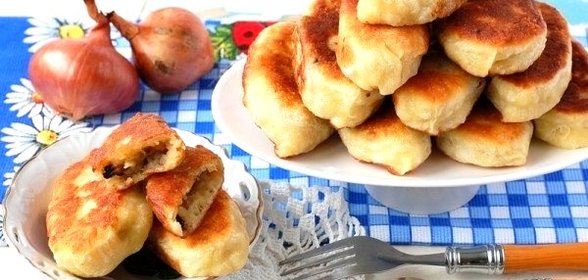 Пирожки с картофелем, луком и грибами жареные