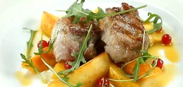 Свиные медальоны с сыром и зеленью