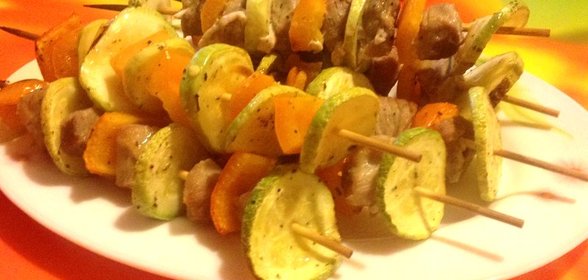Куриные шашлычки на шпажках с овощами