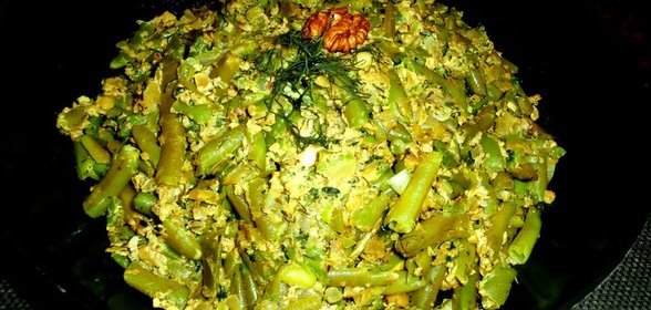 Стручковая фасоль с яйцом и грецким орехом