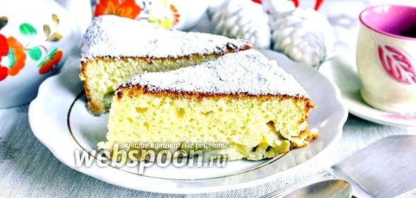 Шарлотка с лимоном, изюмом и бананами