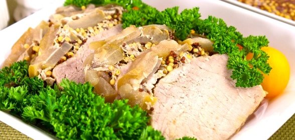 Свинина с яблоками, запеченная в фольге