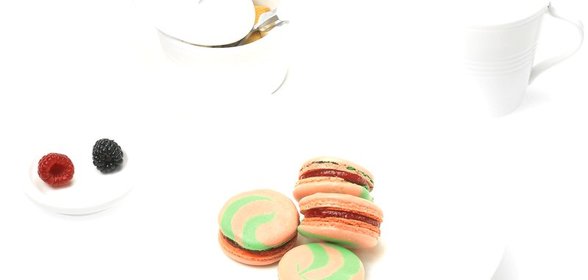 Пирожное макарон с малиной и анисом