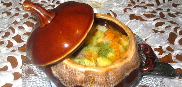 Свинина с овощами в горшочке