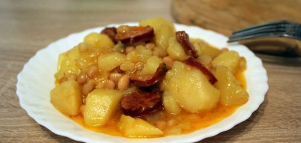 Рагу с сырокопчеными колбасками и фасолью