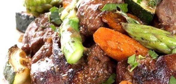 Кролик с овощами в красном вине