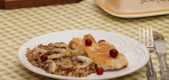 Банановый десерт с орехами