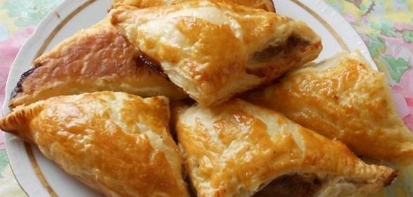 Слоеные пирожки с мясом