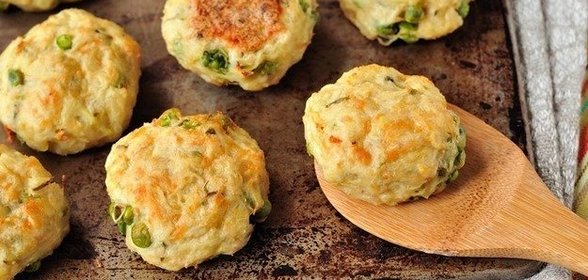 Рыбные котлеты с зеленым горошком