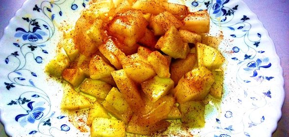 Салат из яблока, меда и корицы