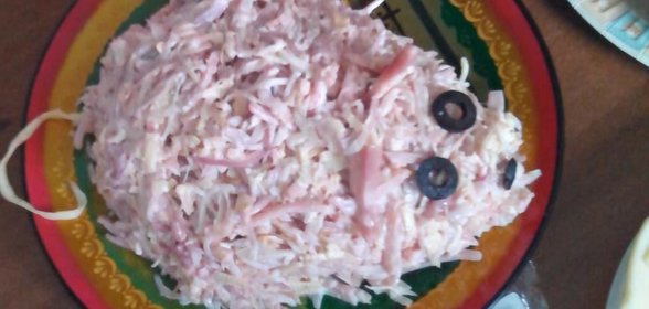 Салат Мышка с ветчиной, маринованным луком и яично-крахмальными блинчиками