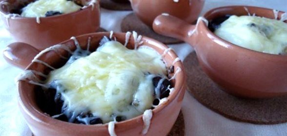 Морепродукты в сливочном соусе, запеченные в кокотницах