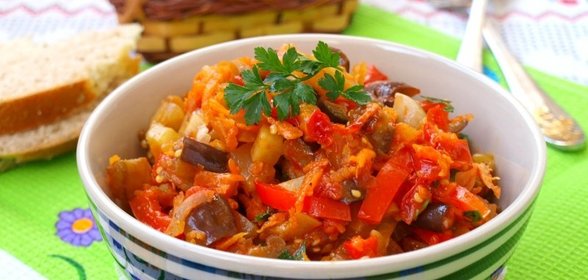 Соте с баклажанами, кабачком, морковью и перцем
