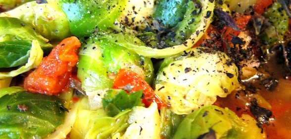 Брюссельская капуста с томатами