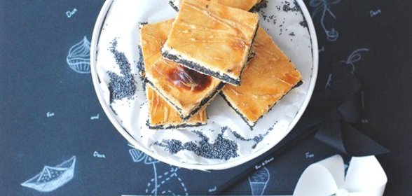 Маковый пирог с миндальной пудрой