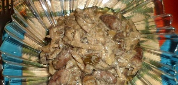 Куриные сердечки с грибами в сметане