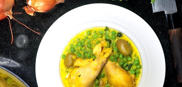 Курица с шафраном, оливками и горошком
