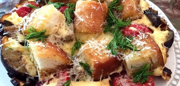 Яичница с баклажанами и белым хлебом