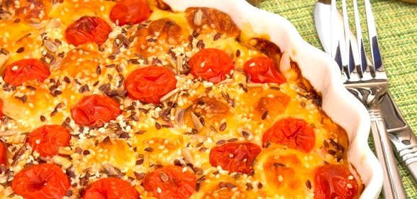 Пирог с окороком, помидорами и сыром