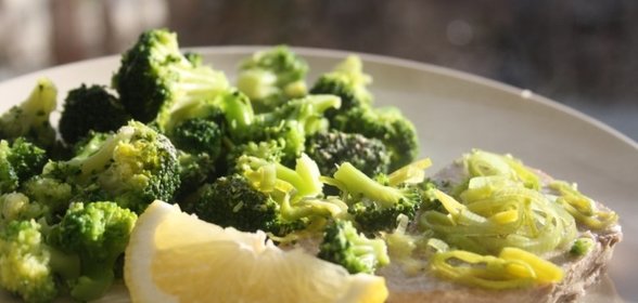 Паровой тунец с брокколи, пореем и лимоном
