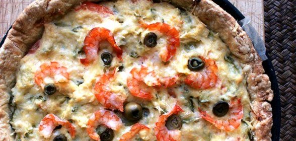 Киш с королевскими креветками и цукини