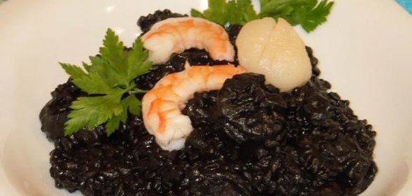 Ризотто с чернилами каракатицы, креветками и гребешками