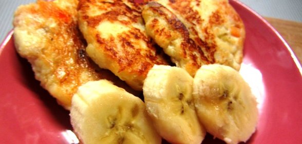 Сырники с бананом, курагой и ванильным сахаром