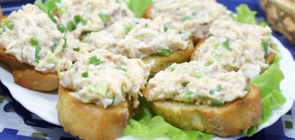 Заварные пирожные с виноградом и сливками