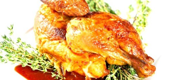 Жареные цыплята с черносливом и тимьяном