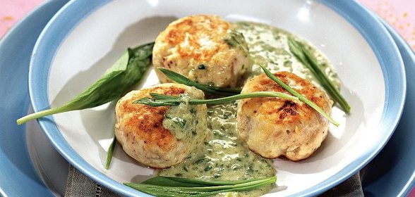 Куриные котлеты с соусом из щавеля