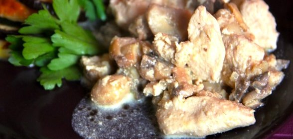 Курица с шампиньонами в сливочном соусе