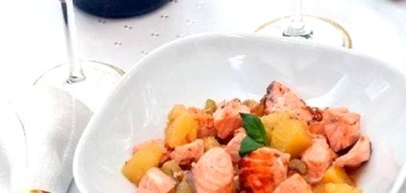 Жареный лосось с ананасами