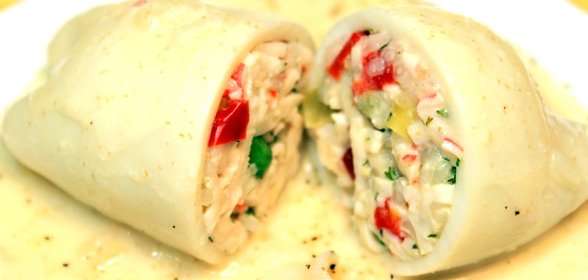 Кальмары, фаршированные овощами с крабовыми палочками